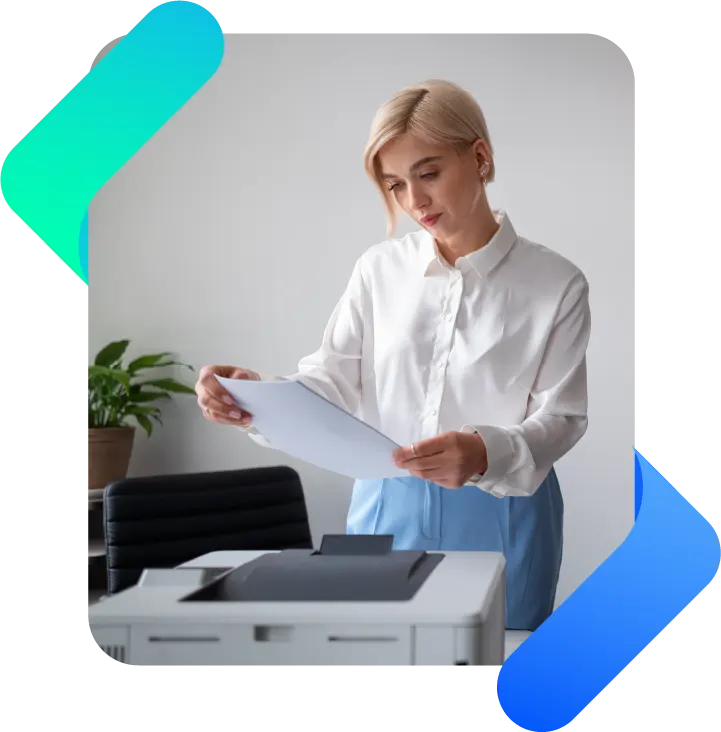 Usuária liberando documento em uma multifuncional